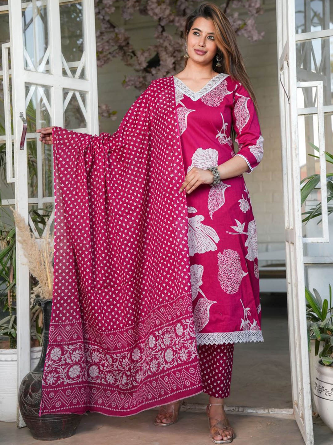SINGNI Floral Printed Thread Work Pure Cotton Straight Kurta with Trouser & Dupatta, Pink
SINGNI Floral Printed Thread Work Pure Cotton Straight Kurta with Trouser & Dupatta, Pink