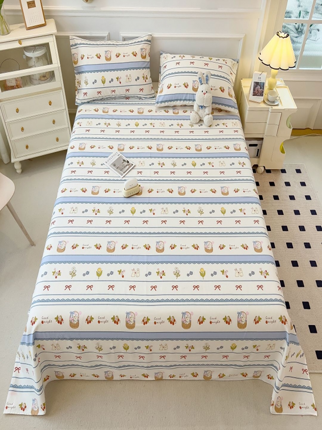 JC HOME White & Blue Printed Pure Cotton 220TC Super King Bedsheet Set - 2.30 m x 2.50 m
JC HOME White & Blue Printed Pure Cotton 220TC Super King Bedsheet Set - 2.30 m x 2.50 m