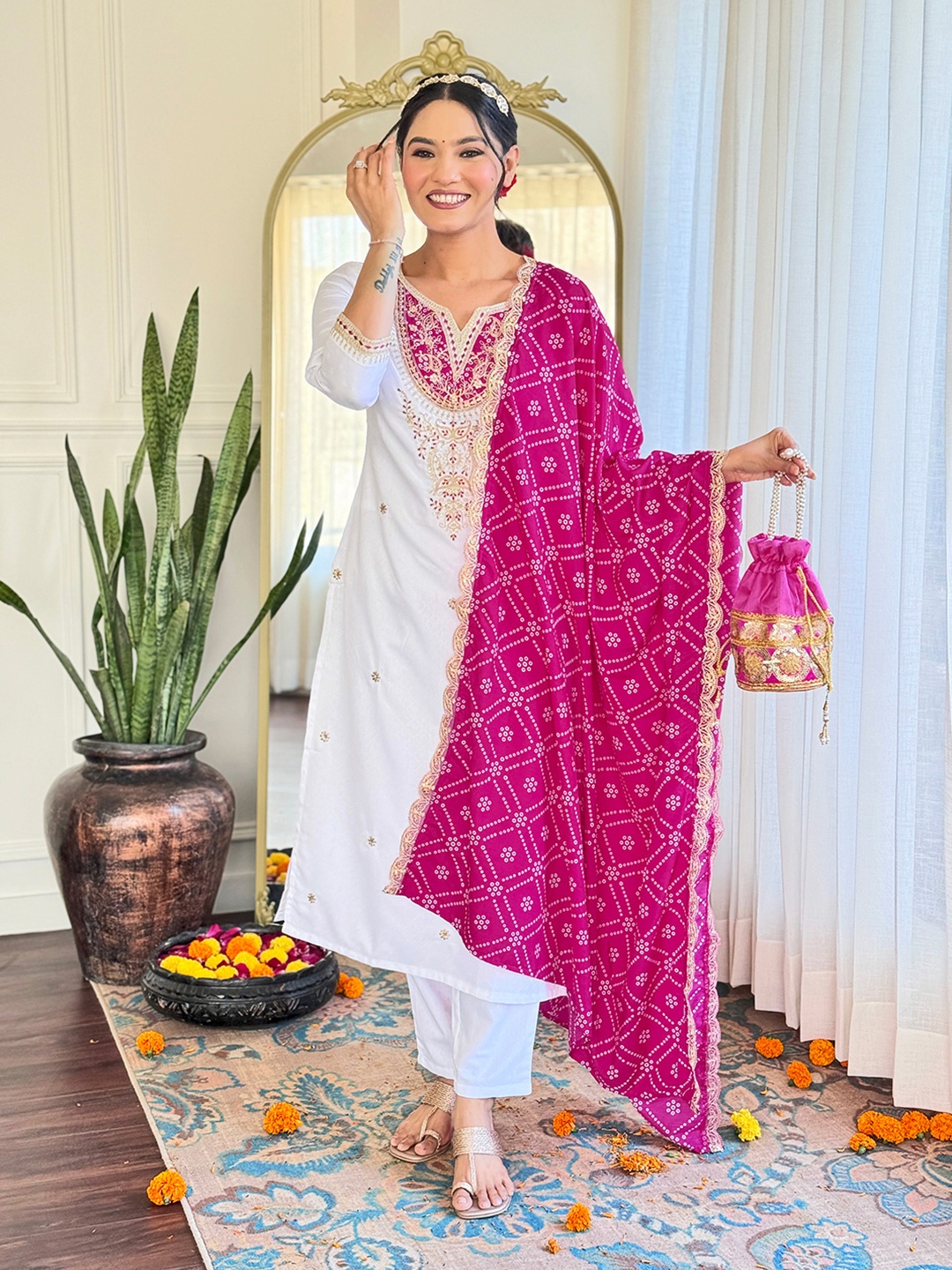 CHANDALIYO Floral Embroidered Notch Neck Sequinned Straight Kurta With Trouser & Dupatta, White
CHANDALIYO Floral Embroidered Notch Neck Sequinned Straight Kurta With Trouser & Dupatta, White