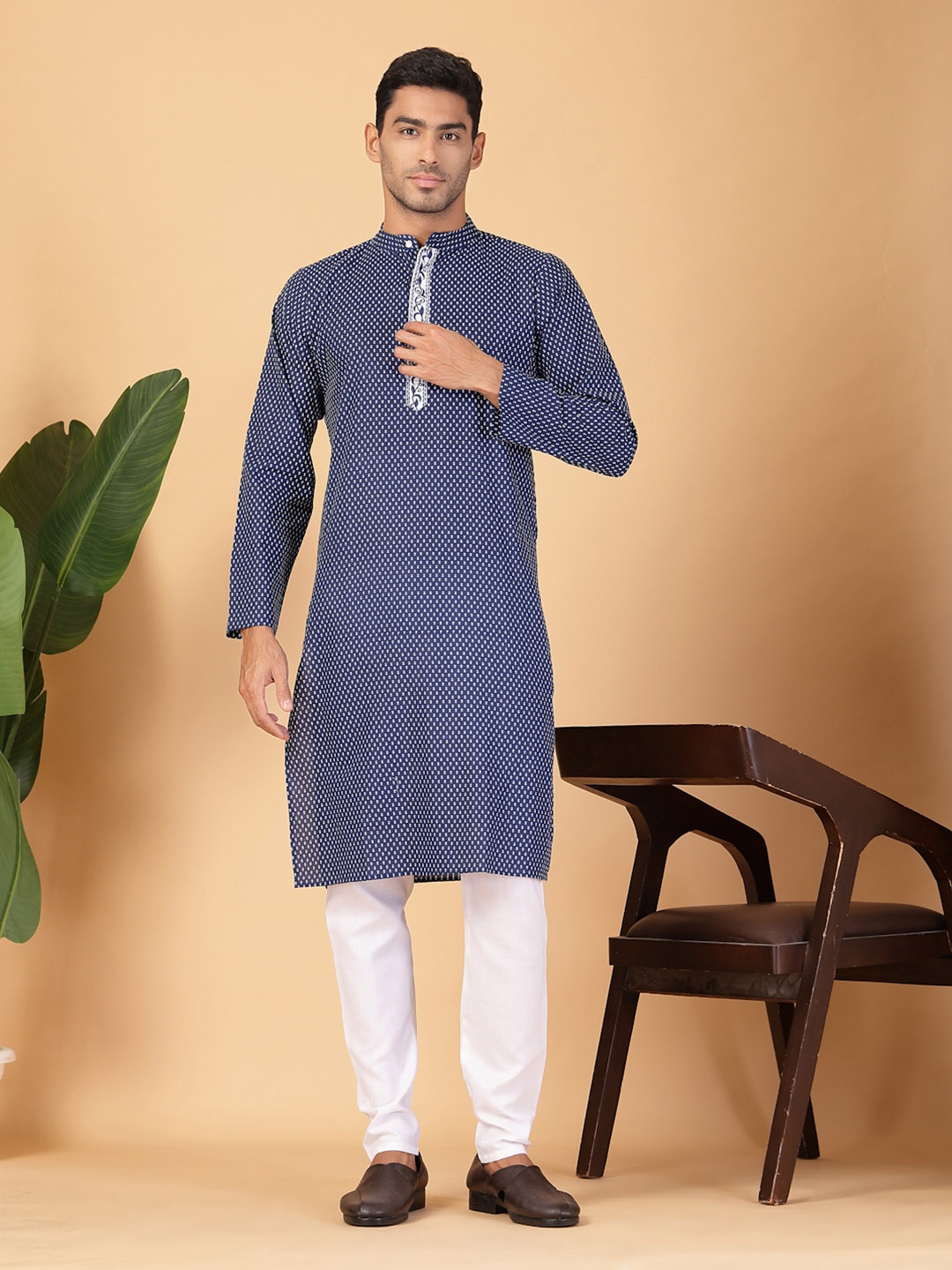 FABRIC FITOOR Floral Printed Thread Work Band Collar Pure Cotton Straight Kurta, Navy blue
FABRIC FITOOR Floral Printed Thread Work Band Collar Pure Cotton Straight Kurta, Navy blue