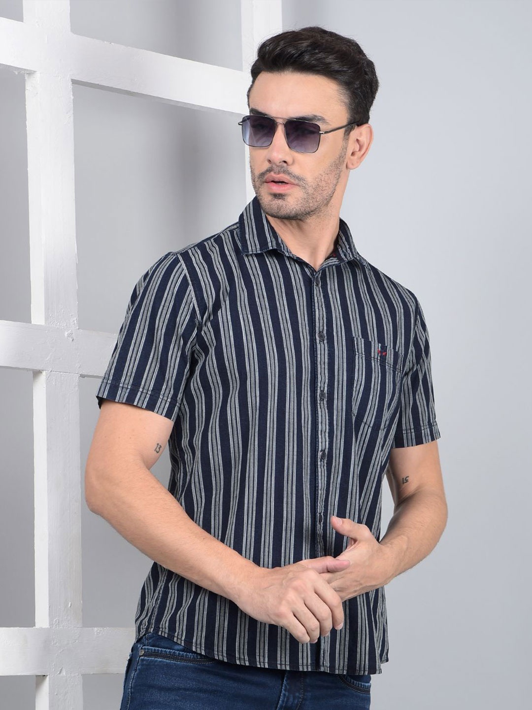 Crimsoune Club Men Classic Fit Spread Collar Vertical Striped Cotton Casual Shirt, Navy blue
Crimsoune Club Men Classic Fit Spread Collar Vertical Striped Cotton Casual Shirt, Navy blue