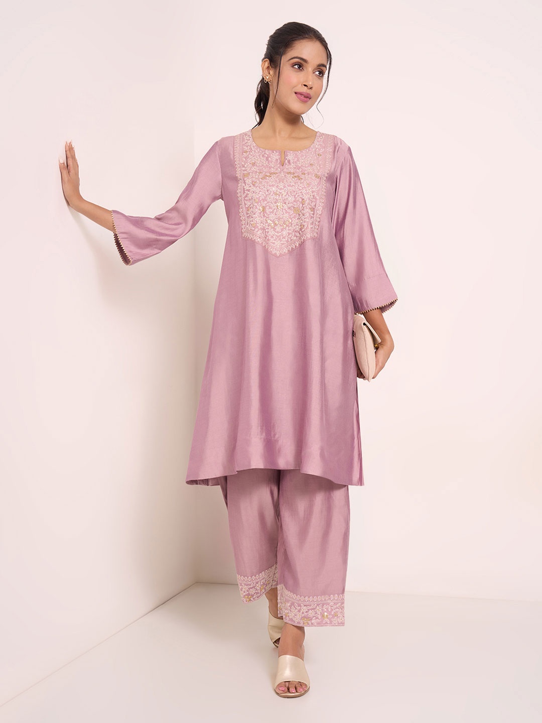 RANGMANCH BY PANTALOONS Women Floral Embroidered Regular Kurta with Trousers, Mauve
RANGMANCH BY PANTALOONS Women Floral Embroidered Regular Kurta with Trousers, Mauve