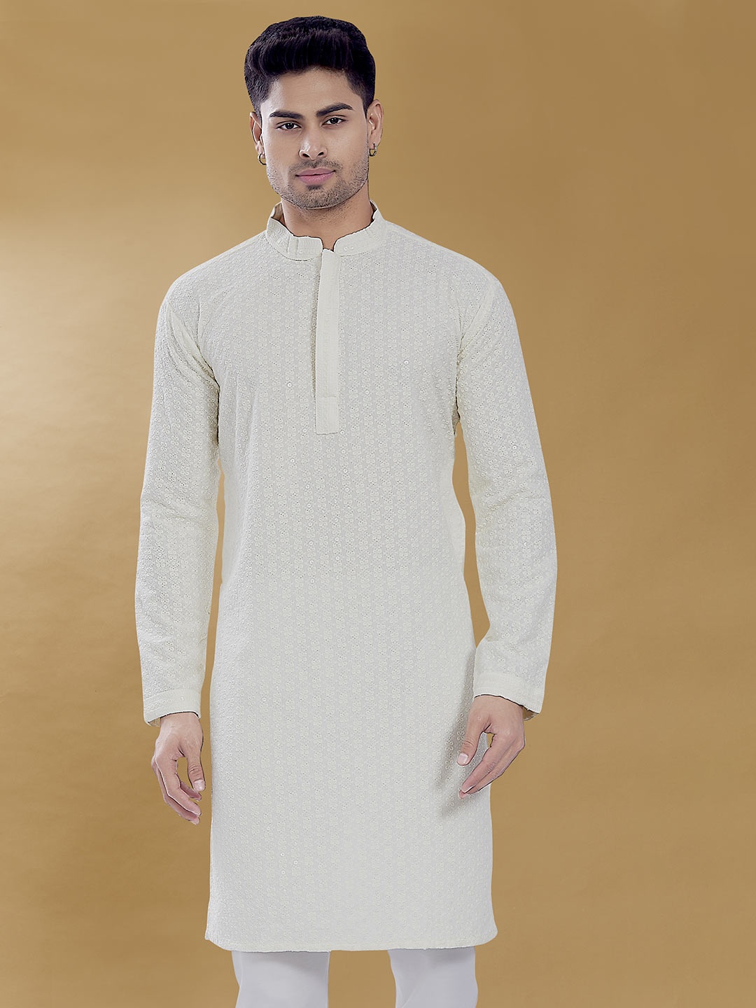 DIVISIVE Mandarin Collar Floral Embroidered Thread Work Straight Kurta, Off white
DIVISIVE Mandarin Collar Floral Embroidered Thread Work Straight Kurta, Off white