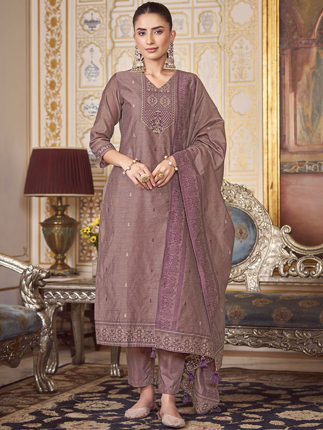 DIVASTRI Ethnic Motifs Woven Design V-Neck Straight Kurta with Trousers & Dupatta, Violet
DIVASTRI Ethnic Motifs Woven Design V-Neck Straight Kurta with Trousers & Dupatta, Violet