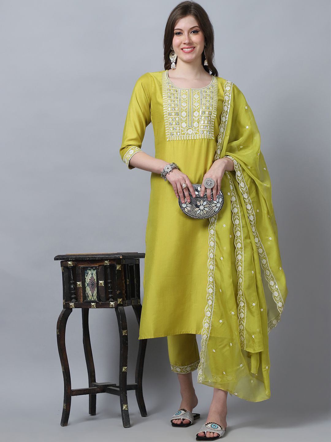 DIVASTRI Ethnic Motifs Yoke Design Thread Work Pure Silk Kurta With Trousers & Dupatta, Yellow
DIVASTRI Ethnic Motifs Yoke Design Thread Work Pure Silk Kurta With Trousers & Dupatta, Yellow