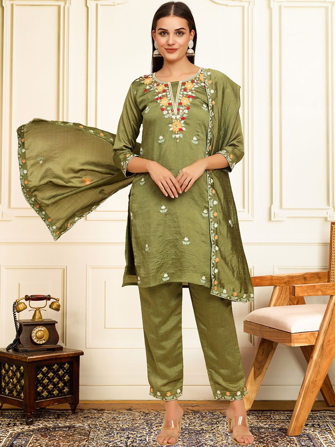 House of Pataudi Floral Embroidered Thread Work Straight Kurta With Trousers And Dupatta, Green
House of Pataudi Floral Embroidered Thread Work Straight Kurta With Trousers And Dupatta, Green