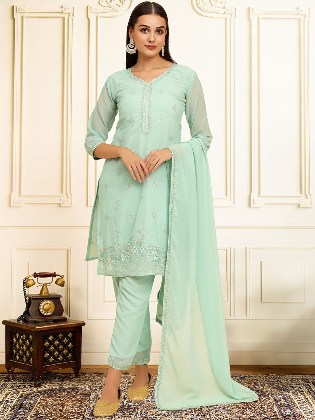 House of Pataudi Floral Embroidered Thread Work Straight Kurta With Trousers And Dupatta, Turquoise blue
House of Pataudi Floral Embroidered Thread Work Straight Kurta With Trousers And Dupatta, Turquoise blue