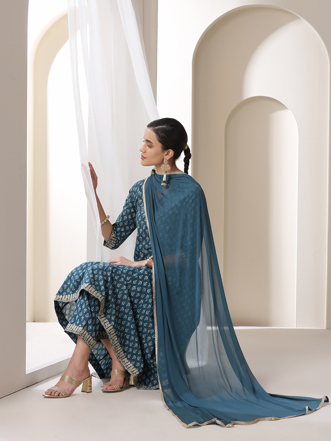 Khushal K Floral Printed V-Neck Pure Cotton A-Line Kurta With Trousers And Dupatta, Blue
Khushal K Floral Printed V-Neck Pure Cotton A-Line Kurta With Trousers And Dupatta, Blue