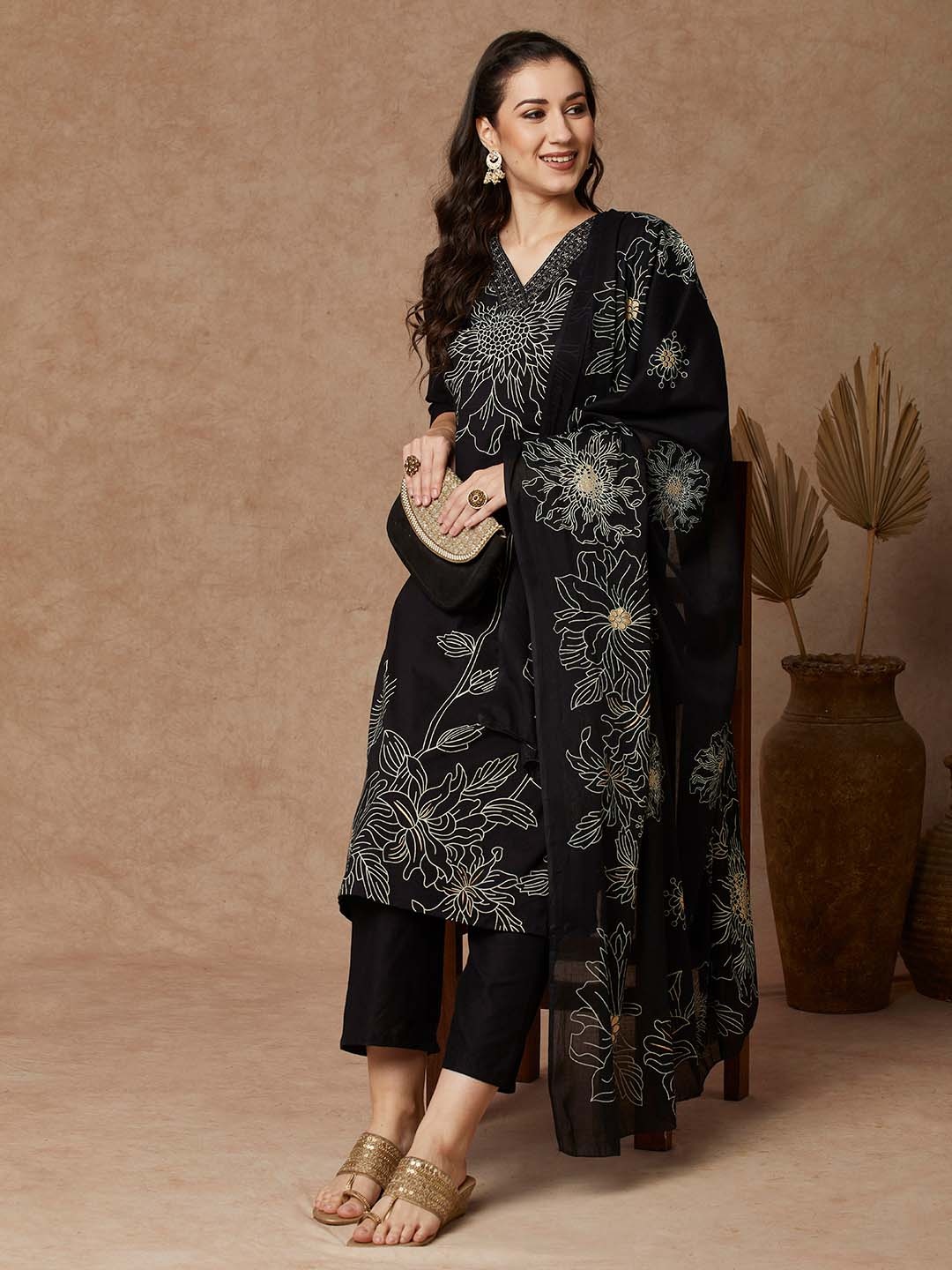 FASHOR Floral Printed Pure Cotton V-Neck Straight Kurta With Trousers & Dupatta, Black
FASHOR Floral Printed Pure Cotton V-Neck Straight Kurta With Trousers & Dupatta, Black
