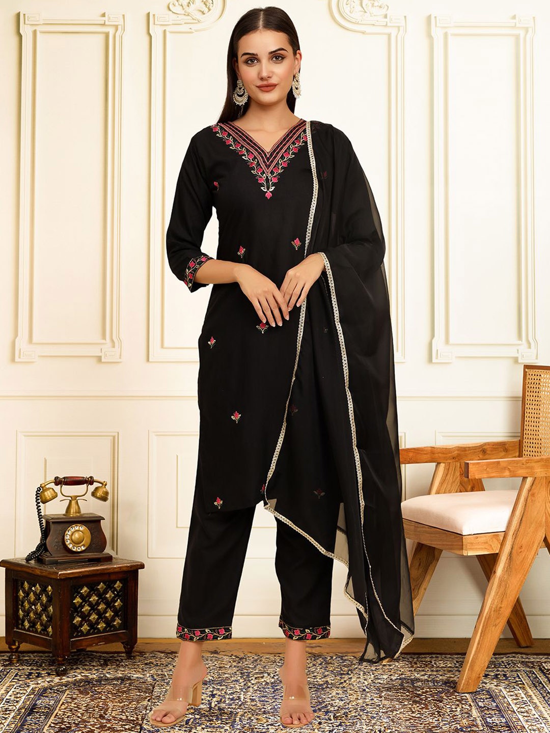 House of Pataudi Floral Embroidered Thread Work Straight Kurta With Trousers And Dupatta, Black
House of Pataudi Floral Embroidered Thread Work Straight Kurta With Trousers And Dupatta, Black
