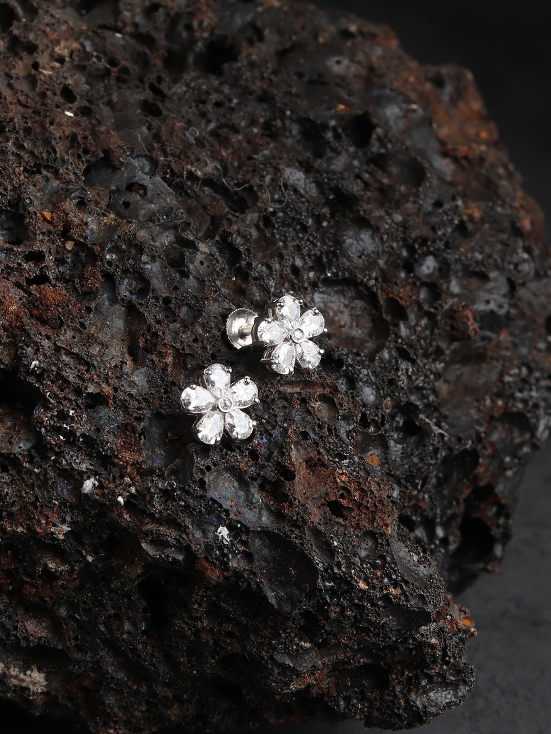 AKSHAT SAPPHIRE 92.5 Sterling Silver Rhodium-Plated Cubic Zirconia Floral Studs, White
AKSHAT SAPPHIRE 92.5 Sterling Silver Rhodium-Plated Cubic Zirconia Floral Studs, White