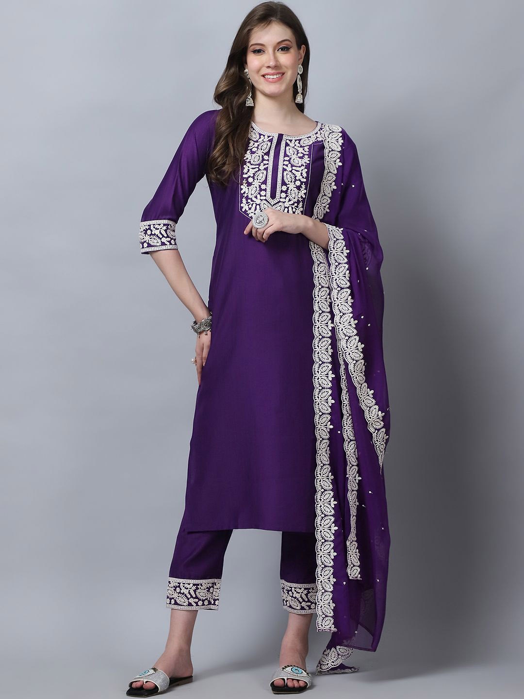 DIVASTRI Ethnic Motifs Yoke Design Thread Work Pure Silk Kurta With Trousers & Dupatta, Purple
DIVASTRI Ethnic Motifs Yoke Design Thread Work Pure Silk Kurta With Trousers & Dupatta, Purple