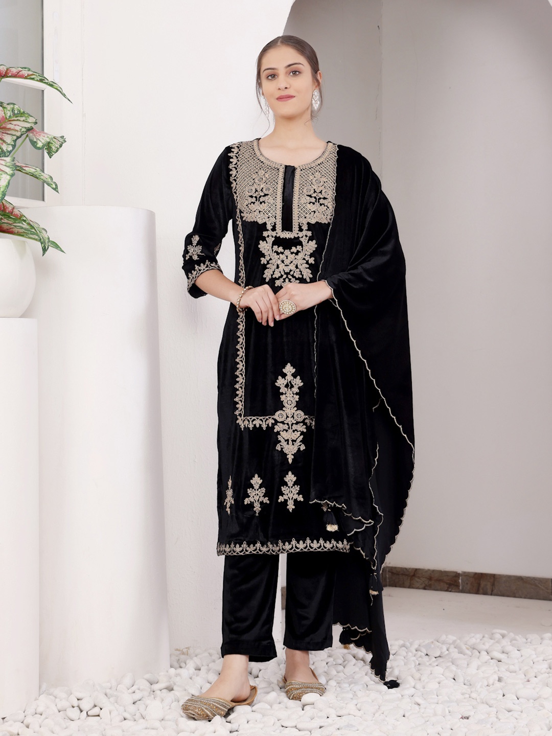 SAVI Round Neck Floral Embroidered Thread Work Velvet Kurta With Trouser & Dupatta, Black
SAVI Round Neck Floral Embroidered Thread Work Velvet Kurta With Trouser & Dupatta, Black