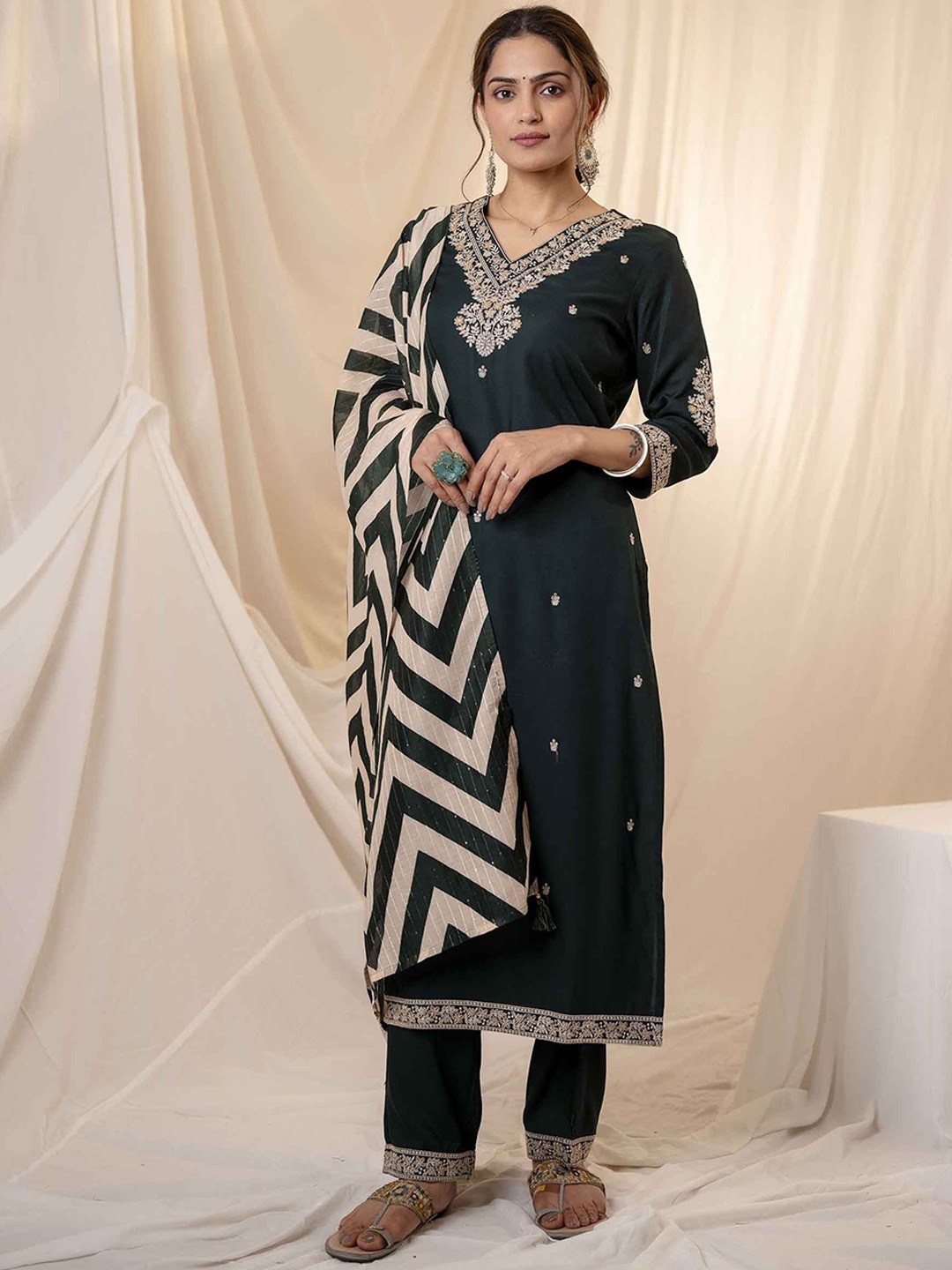 DIVASTRI Floral Embroidered V-Neck Zari Straight Kurta With Trouser And Dupatta, Green
DIVASTRI Floral Embroidered V-Neck Zari Straight Kurta With Trouser And Dupatta, Green