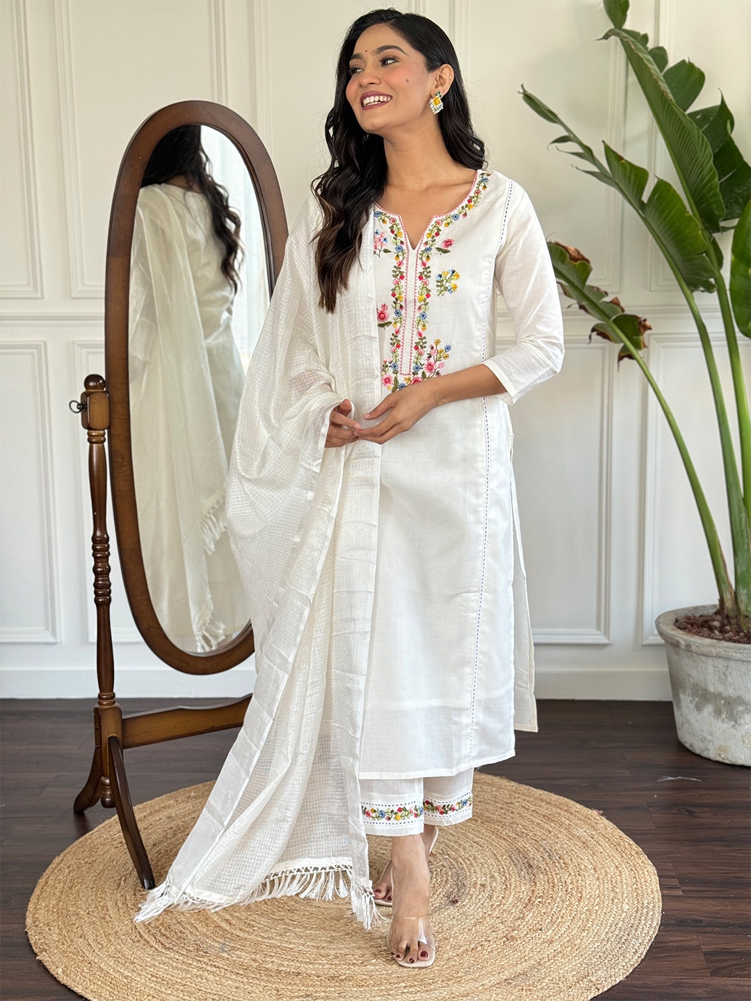 CHANDALIYO Floral Yoke Design Notch Neck Thread Work Straight Kurta With Trouser & Dupatta, White
CHANDALIYO Floral Yoke Design Notch Neck Thread Work Straight Kurta With Trouser & Dupatta, White