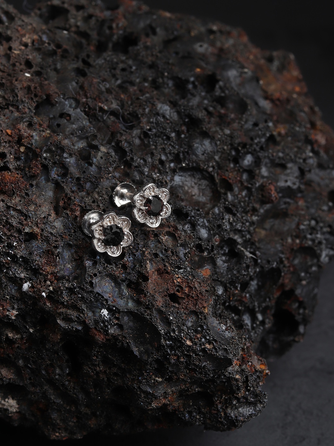 AKSHAT SAPPHIRE 92.5 Sterling Silver Rhodium-Plated Circular Cubic Zirconia Studs, Black
AKSHAT SAPPHIRE 92.5 Sterling Silver Rhodium-Plated Circular Cubic Zirconia Studs, Black