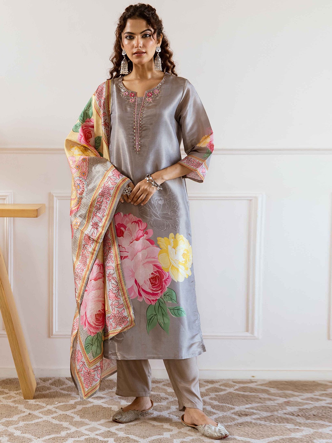 DIVASTRI Floral Printed Sequinned V-Neck Straight Kurta With Trousers & Dupatta, Grey
DIVASTRI Floral Printed Sequinned V-Neck Straight Kurta With Trousers & Dupatta, Grey