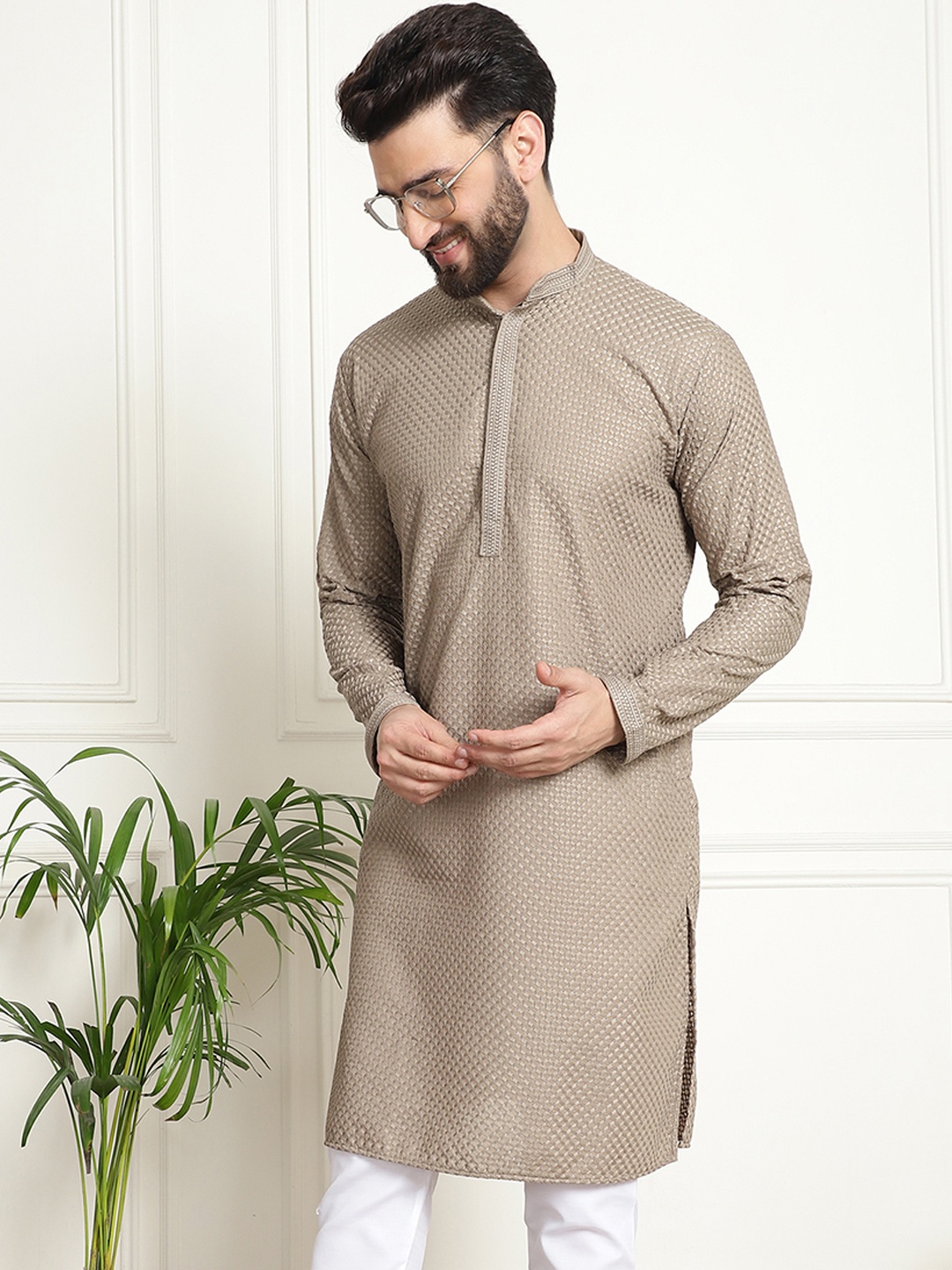 SOJANYA Ethnic Motifs Embroidered Mandarin Collar Thread Work Pure Cotton Straight Kurta, Beige
SOJANYA Ethnic Motifs Embroidered Mandarin Collar Thread Work Pure Cotton Straight Kurta, Beige