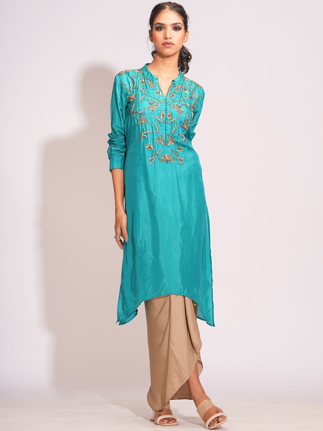 Shruti S Floral Yoke Design Mandarin Collar Zardozi Pure Silk Kurta With Skirt, Turquoise blue
Shruti S Floral Yoke Design Mandarin Collar Zardozi Pure Silk Kurta With Skirt, Turquoise blue