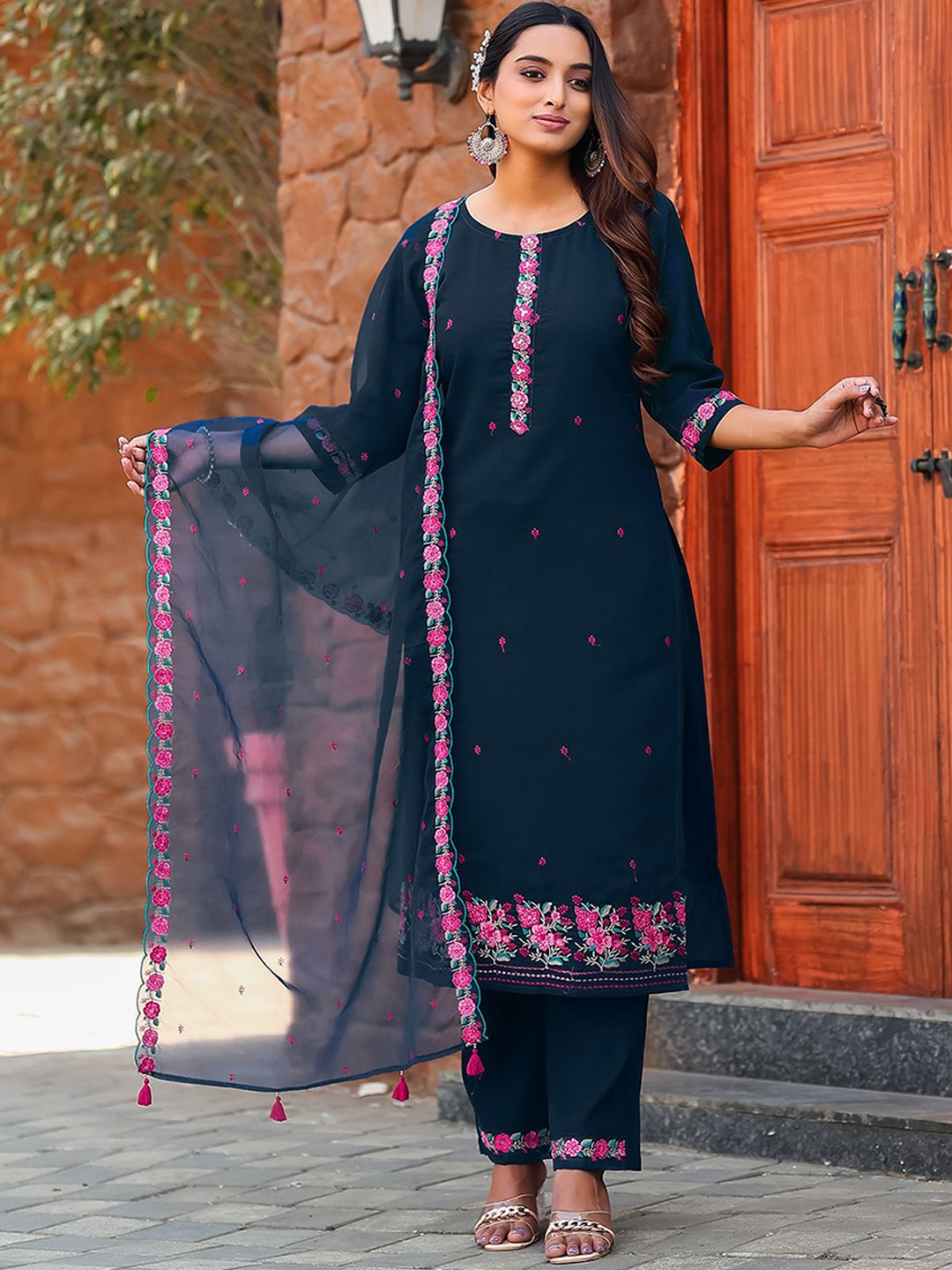 MITTOO Floral Embroidered Thread Work Round Neck Kurta with Trousers & Dupatta, Navy blue
MITTOO Floral Embroidered Thread Work Round Neck Kurta with Trousers & Dupatta, Navy blue