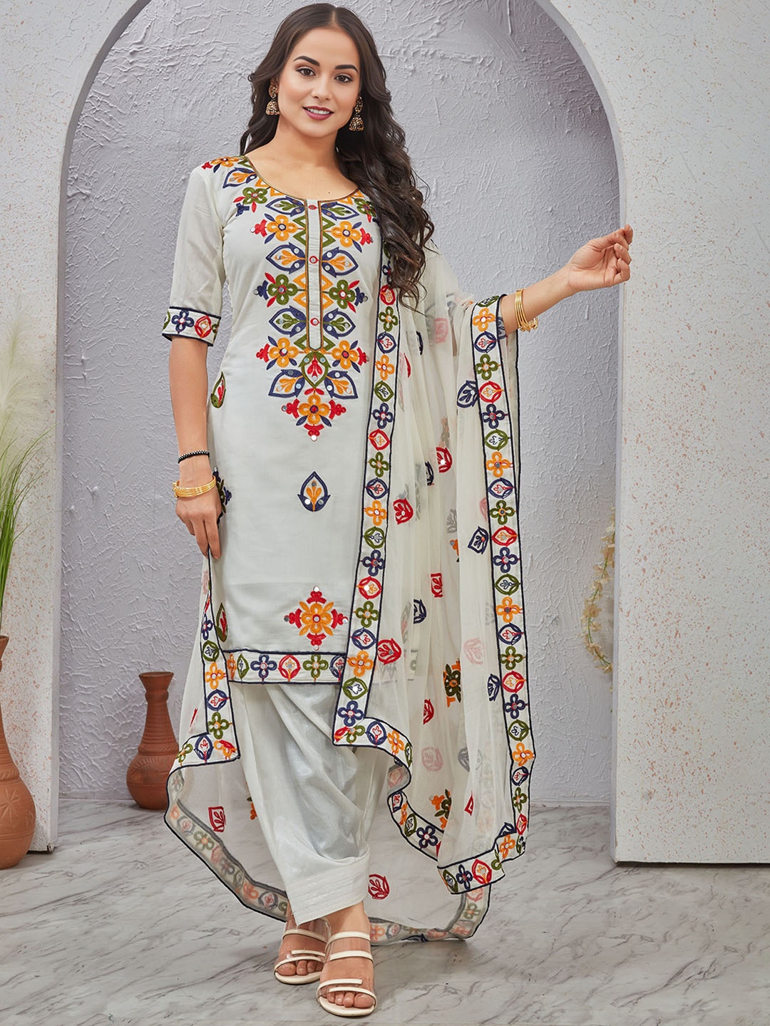 Globon Impex Floral Printed Round Neck Straight Kurta with Patiala & Dupatta, Off white
Globon Impex Floral Printed Round Neck Straight Kurta with Patiala & Dupatta, Off white