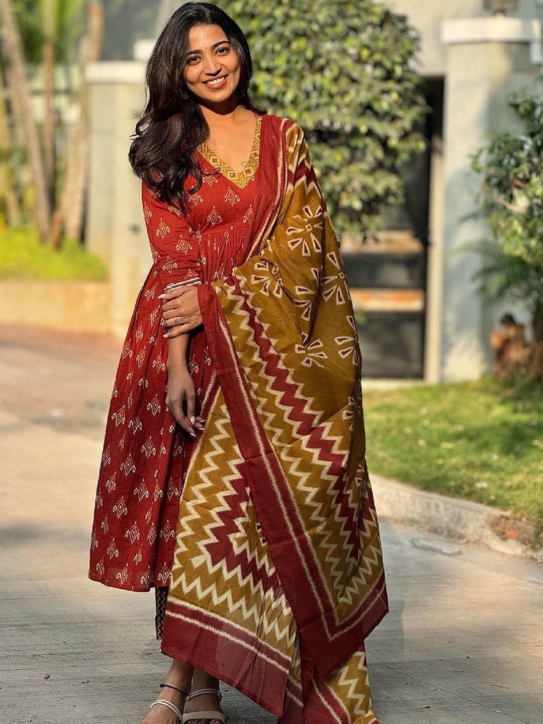 DIVASTRI Ethnic Motifs Printed V-Neck Empire Anarkali Kurta With Trousers & Dupatta, Red
DIVASTRI Ethnic Motifs Printed V-Neck Empire Anarkali Kurta With Trousers & Dupatta, Red