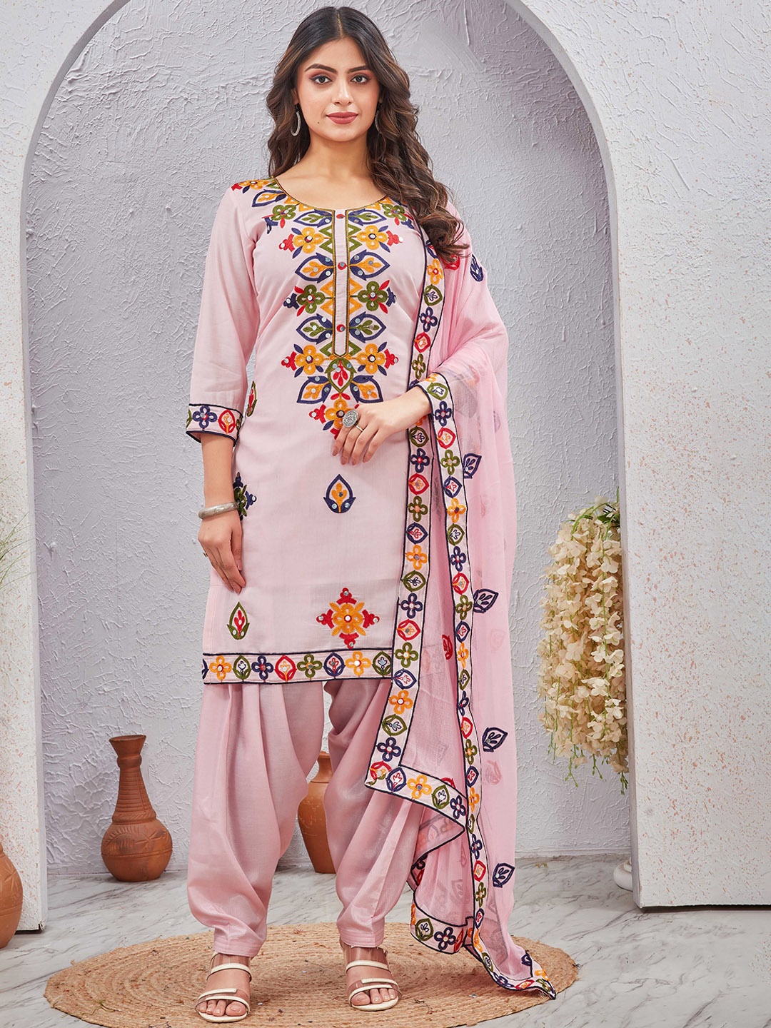 Globon Impex Women Ethnic Motifs Embroidered Regular Phulkari Kurta with Patiala & With Dupatta, Pink
Globon Impex Women Ethnic Motifs Embroidered Regular Phulkari Kurta with Patiala & With Dupatta, Pink