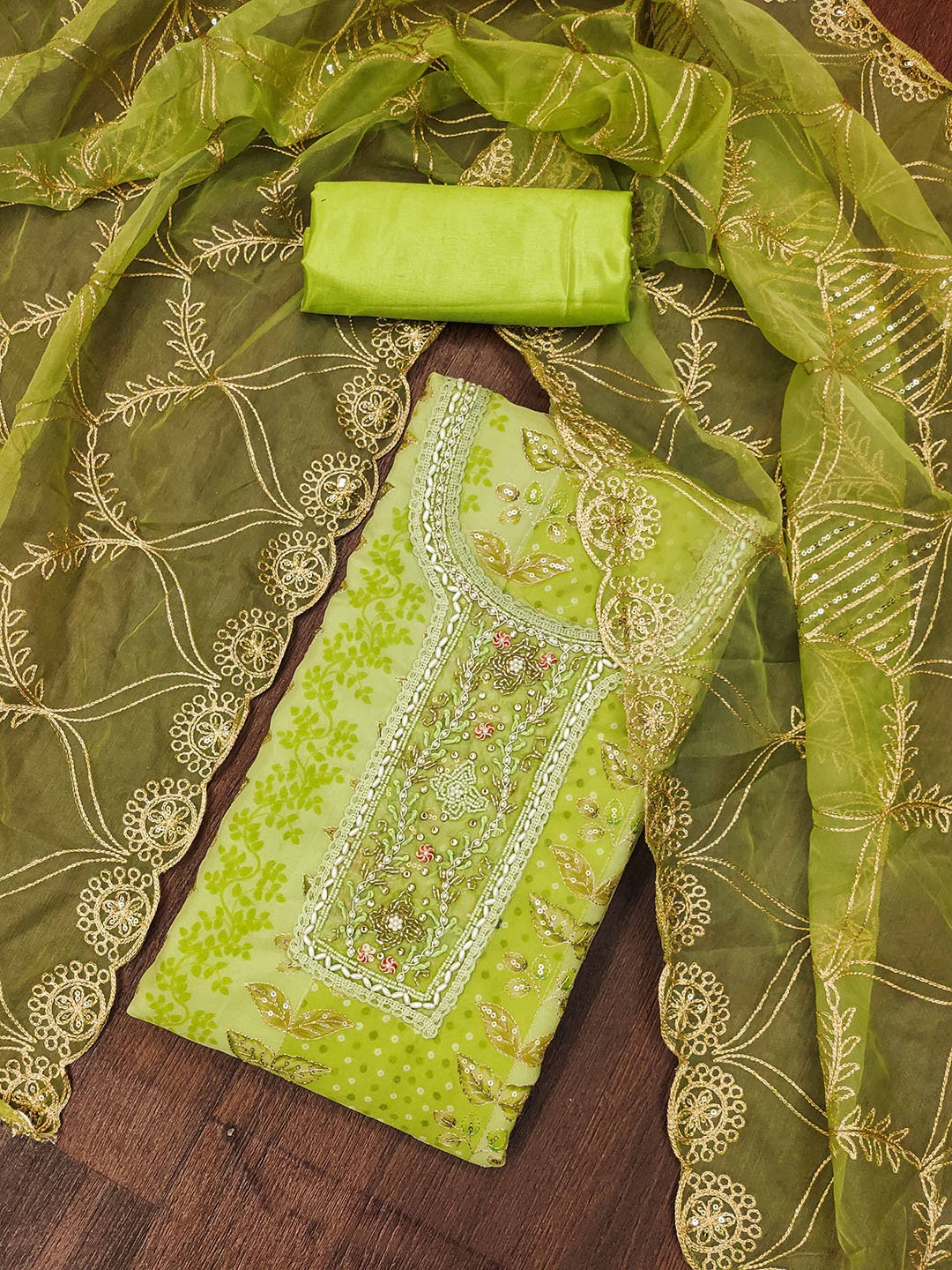 SHADOW & SAINING Floral Embroidered Zari Organza Semi-Stitched Dress Material, Green
SHADOW & SAINING Floral Embroidered Zari Organza Semi-Stitched Dress Material, Green