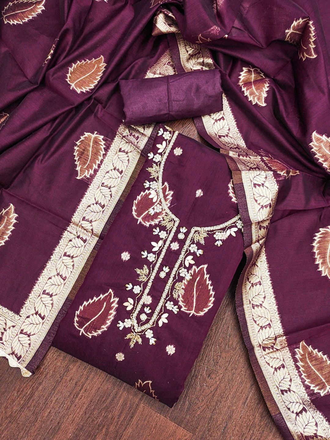 SHADOW & SAINING Floral Woven Design Beads and Stones Unstitched Dress Material, Purple
SHADOW & SAINING Floral Woven Design Beads and Stones Unstitched Dress Material, Purple