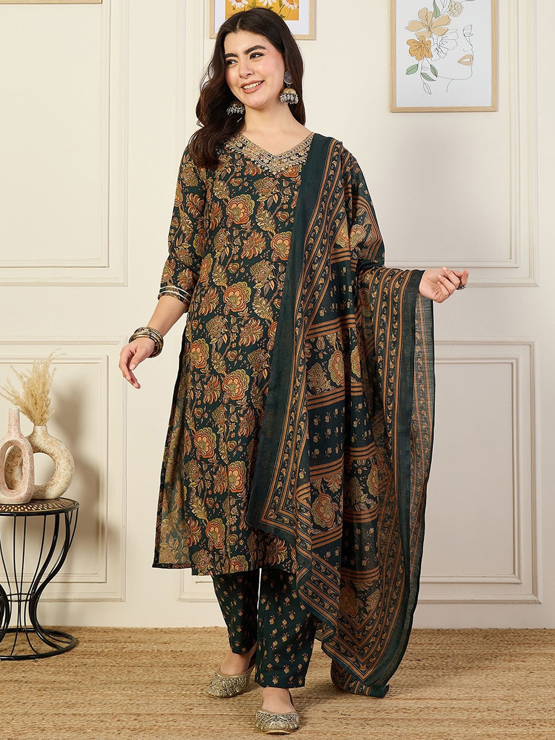 DIVASTRI Floral Yoke Design V-Neck Sequinned Straight Kurta With Trousers & Dupatta, Green
DIVASTRI Floral Yoke Design V-Neck Sequinned Straight Kurta With Trousers & Dupatta, Green