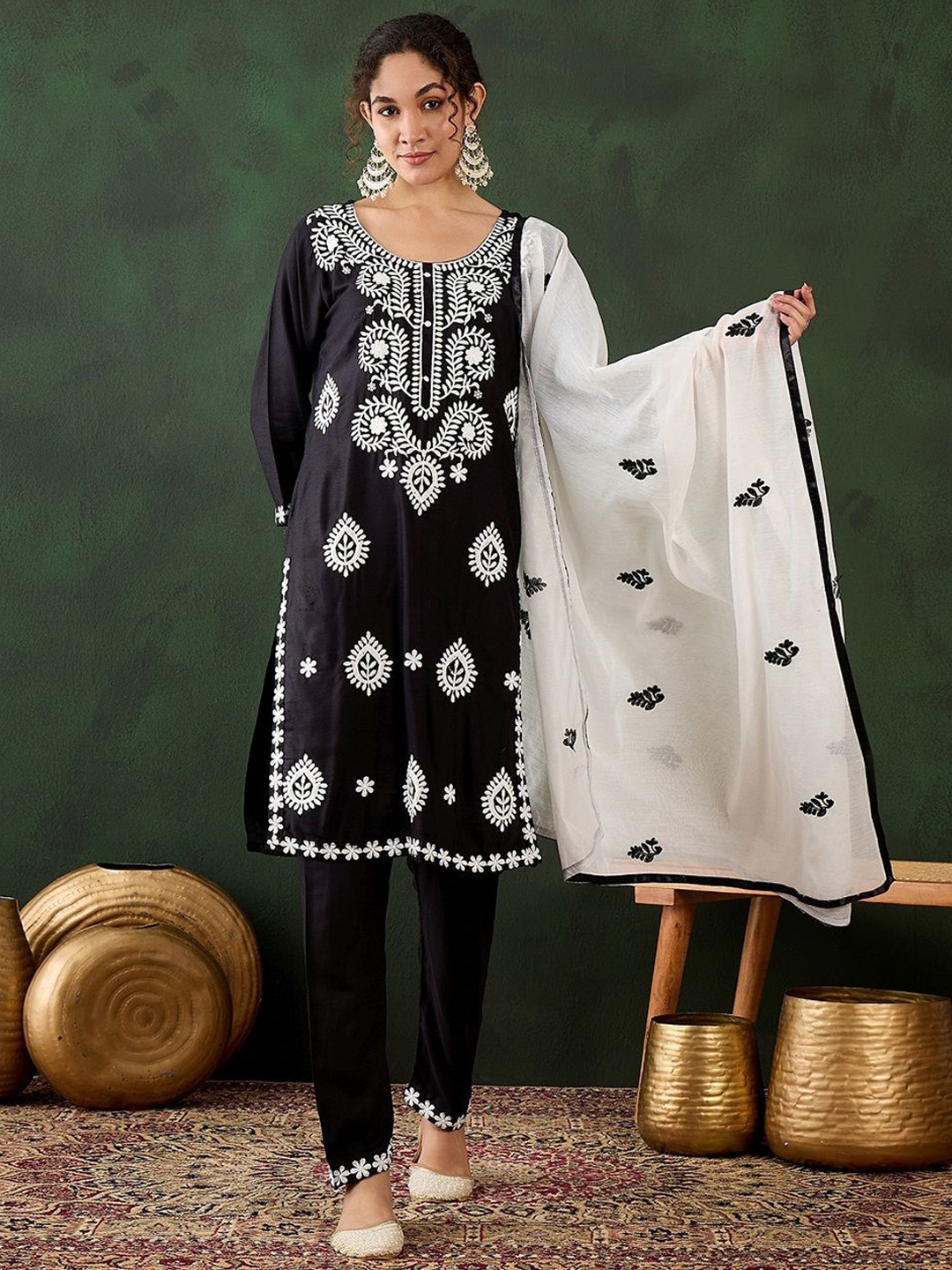 DIVASTRI Floral Embroidered Chikankari Straight Kurta with Trousers & Dupatta, Black
DIVASTRI Floral Embroidered Chikankari Straight Kurta with Trousers & Dupatta, Black
