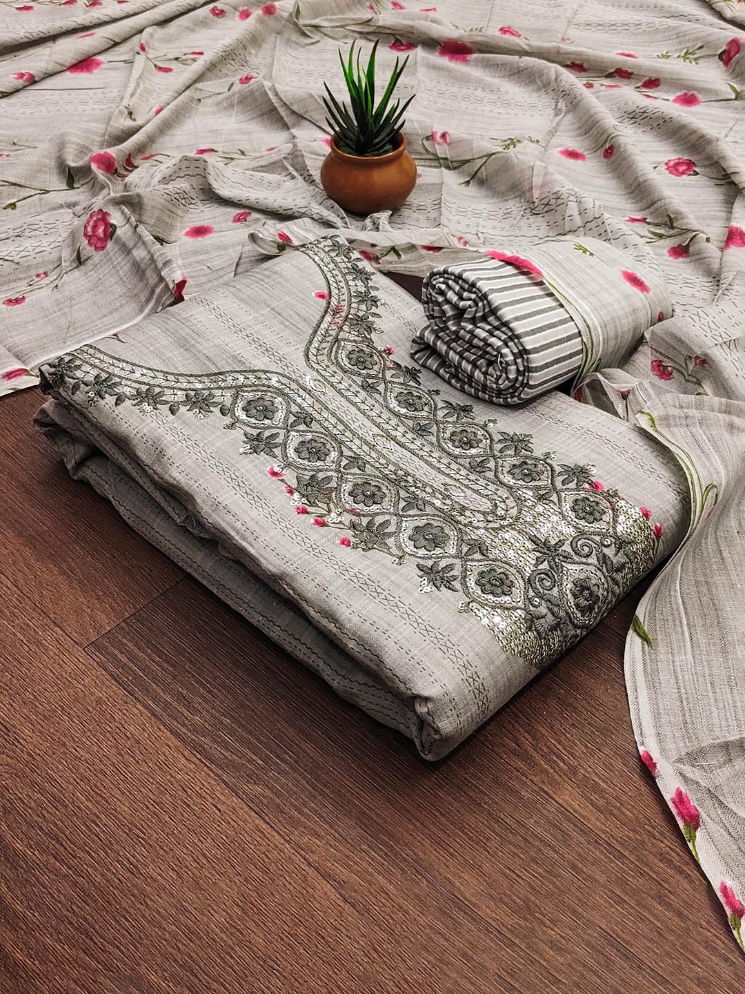 SHADOW & SAINING Floral Embroidered Sequinned Pure Cotton Unstitched Dress Material, Grey
SHADOW & SAINING Floral Embroidered Sequinned Pure Cotton Unstitched Dress Material, Grey