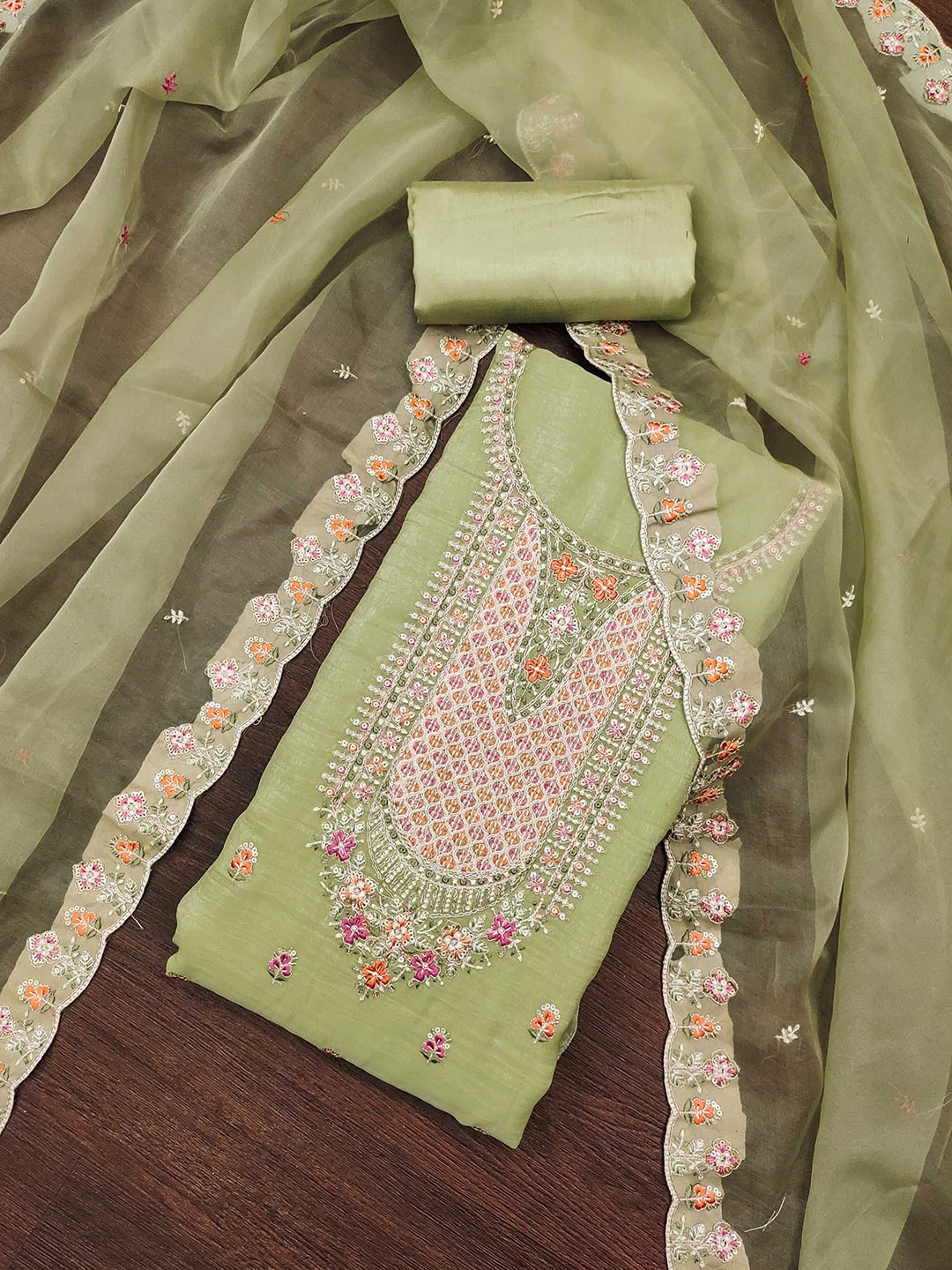 SHADOW & SAINING Floral Embroidered Sequinned Organza Semi-Stitched Dress Material, Green
SHADOW & SAINING Floral Embroidered Sequinned Organza Semi-Stitched Dress Material, Green