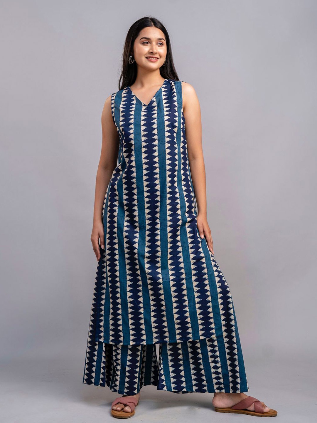 krambica Geometric Printed V-Neck Sleeveless Straight Pure Cotton Kurta With Palazzos, Blue
krambica Geometric Printed V-Neck Sleeveless Straight Pure Cotton Kurta With Palazzos, Blue