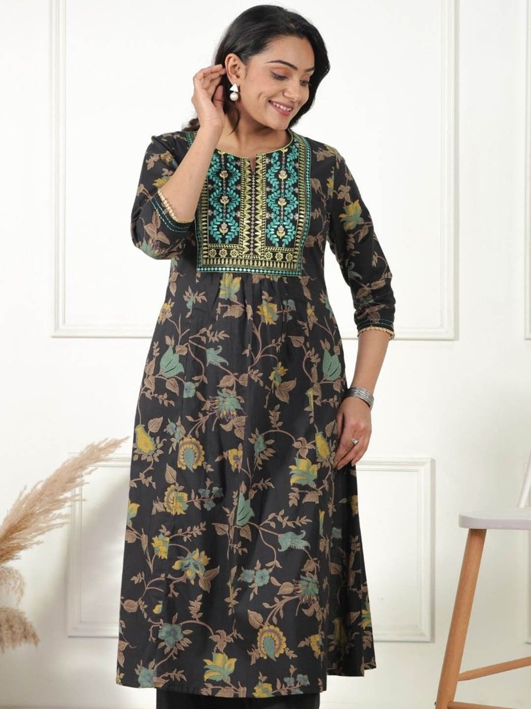Aramya Floral Printed Round Neck Thread Work Pure Cotton Straight Kurta, Black
Aramya Floral Printed Round Neck Thread Work Pure Cotton Straight Kurta, Black