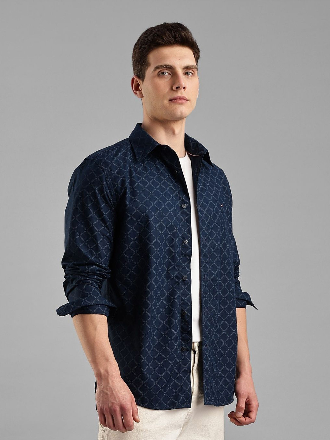 Tommy Hilfiger Men Regular Fit Spread Collar Typography Printed Cotton Casual Shirt, Navy blue
Tommy Hilfiger Men Regular Fit Spread Collar Typography Printed Cotton Casual Shirt, Navy blue