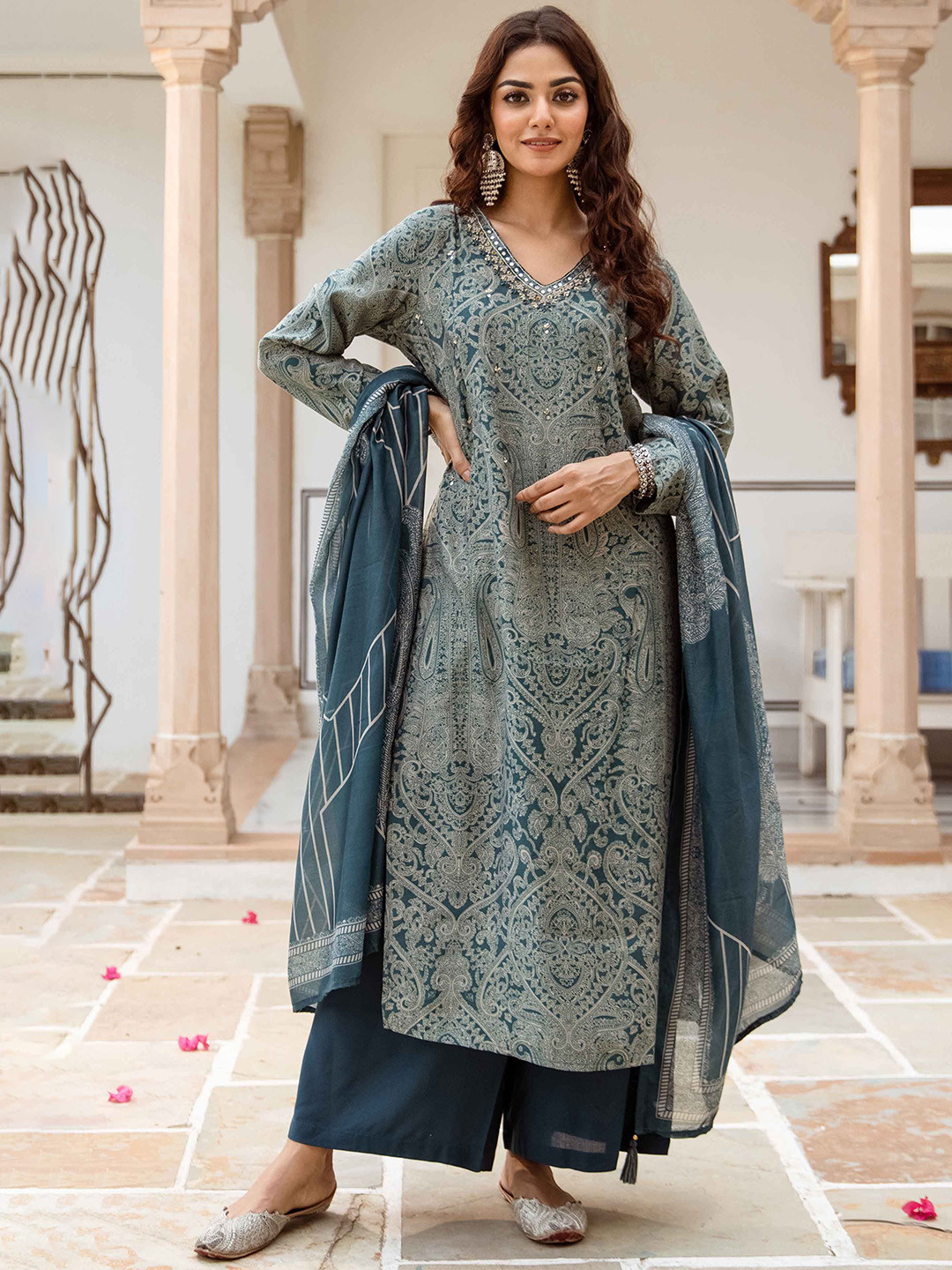 DIVASTRI Ethnic Motifs Printed Sequinned V-Neck Straight Kurta with Trousers & Dupatta, Teal
DIVASTRI Ethnic Motifs Printed Sequinned V-Neck Straight Kurta with Trousers & Dupatta, Teal