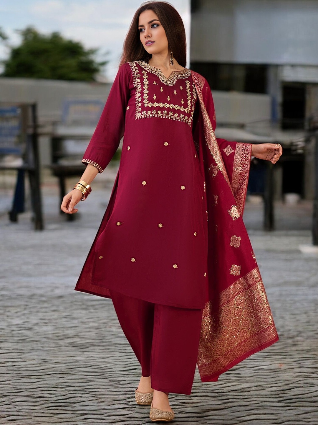 DIVASTRI Ethnic Motifs Sequinned Embroidered Notch Neck Kurta with Trousers & Dupatta, Red
DIVASTRI Ethnic Motifs Sequinned Embroidered Notch Neck Kurta with Trousers & Dupatta, Red