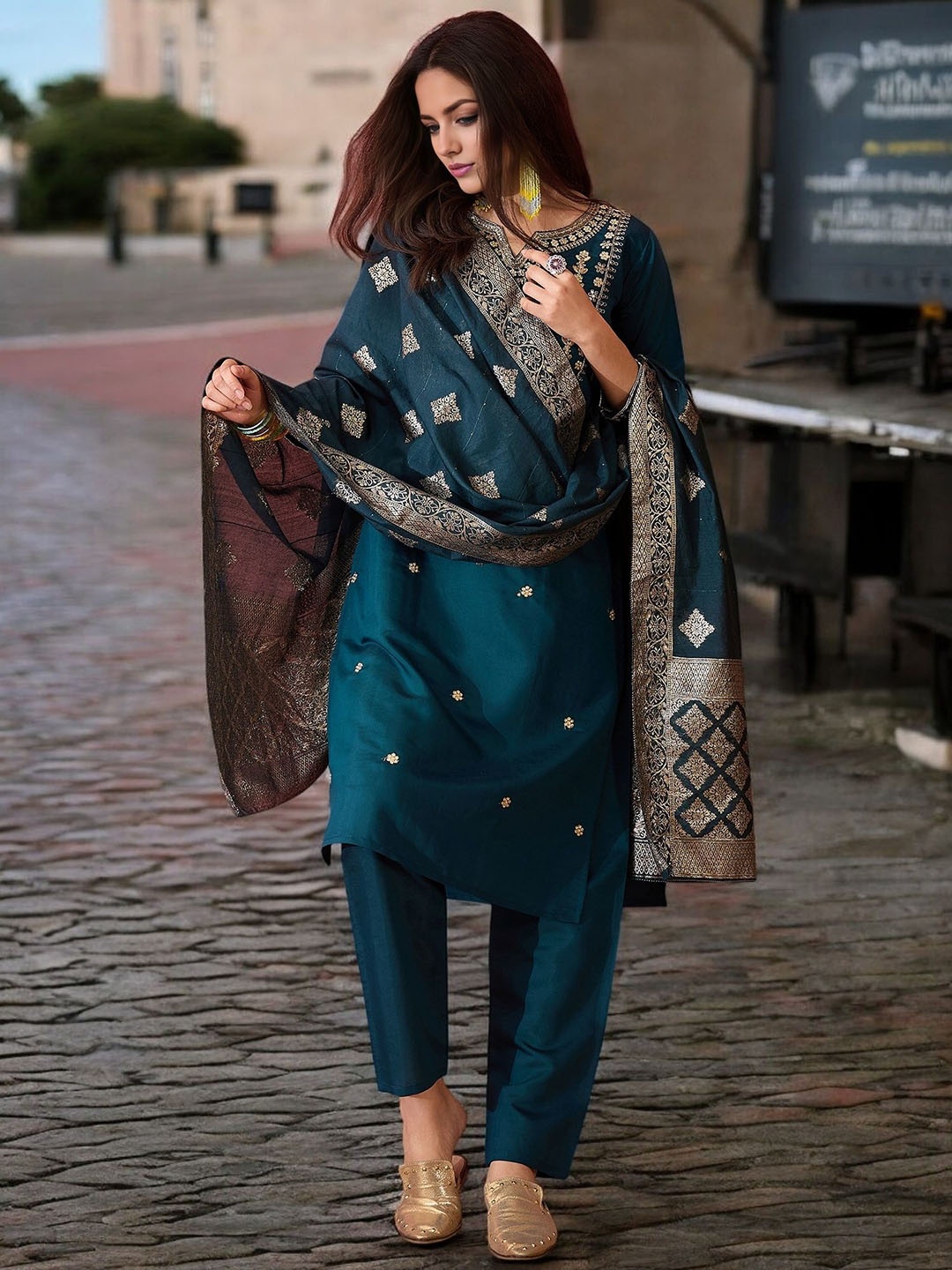 KIMISHA Floral Embroidered Sequinned Notch Neck Straight Kurta With Trousers & Dupatta, Teal
KIMISHA Floral Embroidered Sequinned Notch Neck Straight Kurta With Trousers & Dupatta, Teal