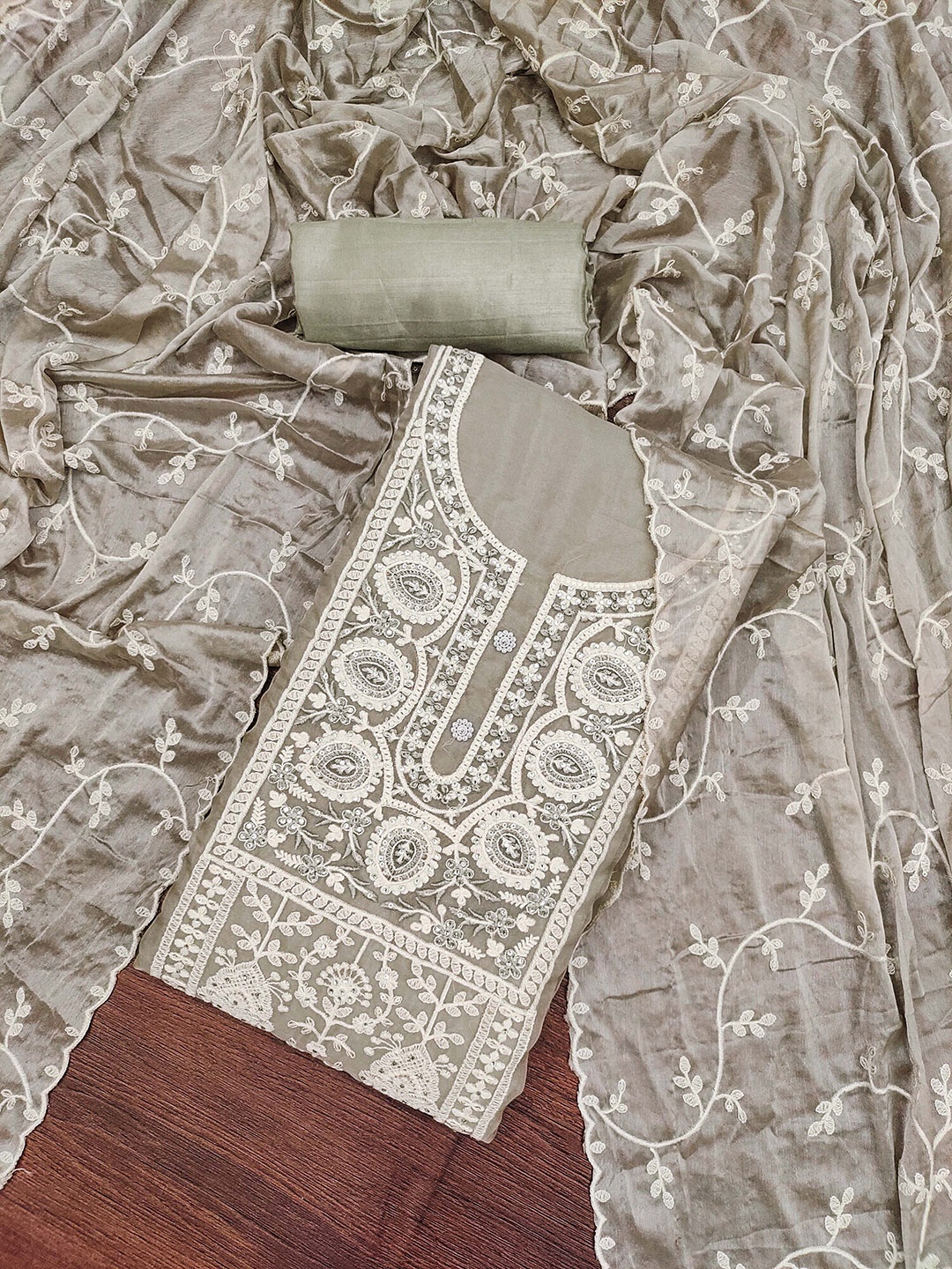 SHADOW & SAINING Floral Embroidered Zari Organza Semi-Stitched Dress Material, Grey
SHADOW & SAINING Floral Embroidered Zari Organza Semi-Stitched Dress Material, Grey