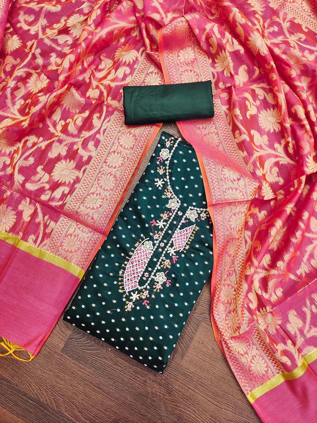 SHADOW & SAINING Floral Embellished Beads And Stones Semi-Stitched Dress Material, Green
SHADOW & SAINING Floral Embellished Beads And Stones Semi-Stitched Dress Material, Green