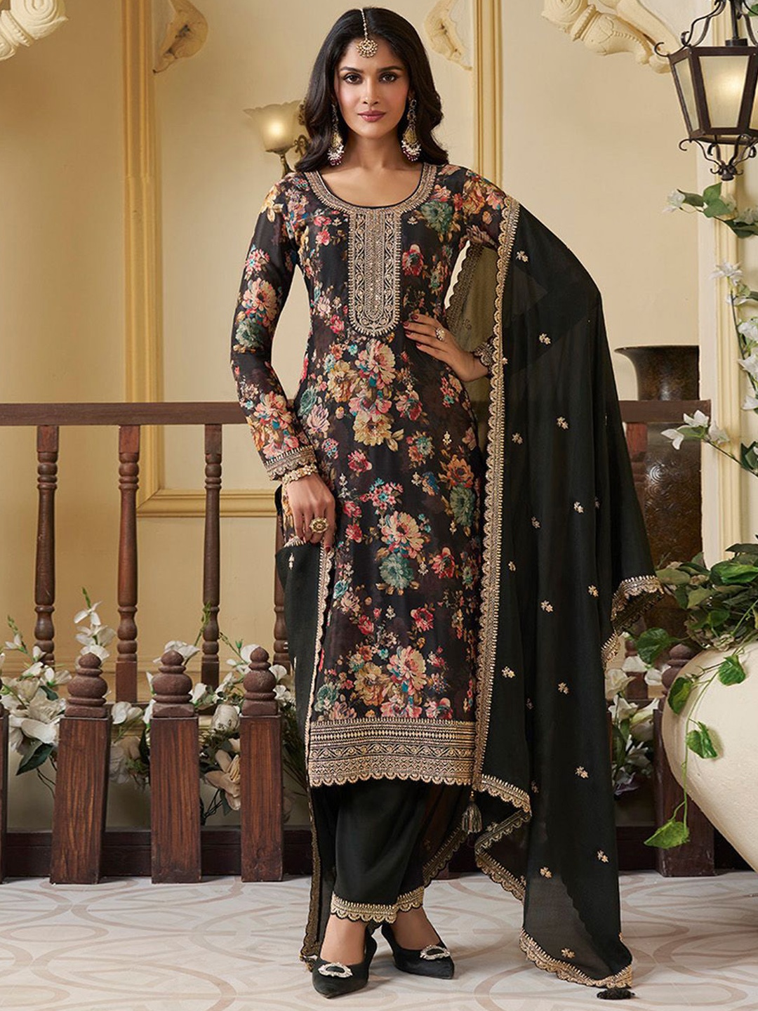 Seerat Floral Embroidered Round Neck Sequinned Straight Kurta With Trousers & Dupatta, Black
Seerat Floral Embroidered Round Neck Sequinned Straight Kurta With Trousers & Dupatta, Black