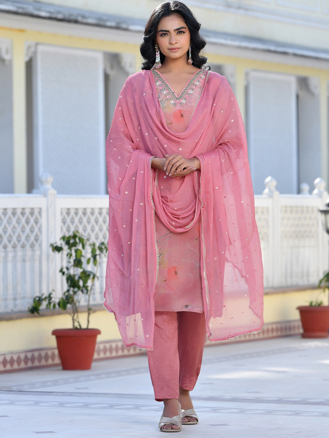 VAASVA JAIPUR Floral Printed V-Neck Beads & Stones Straight Kurta With Trousers & Dupatta, Pink
VAASVA JAIPUR Floral Printed V-Neck Beads & Stones Straight Kurta With Trousers & Dupatta, Pink