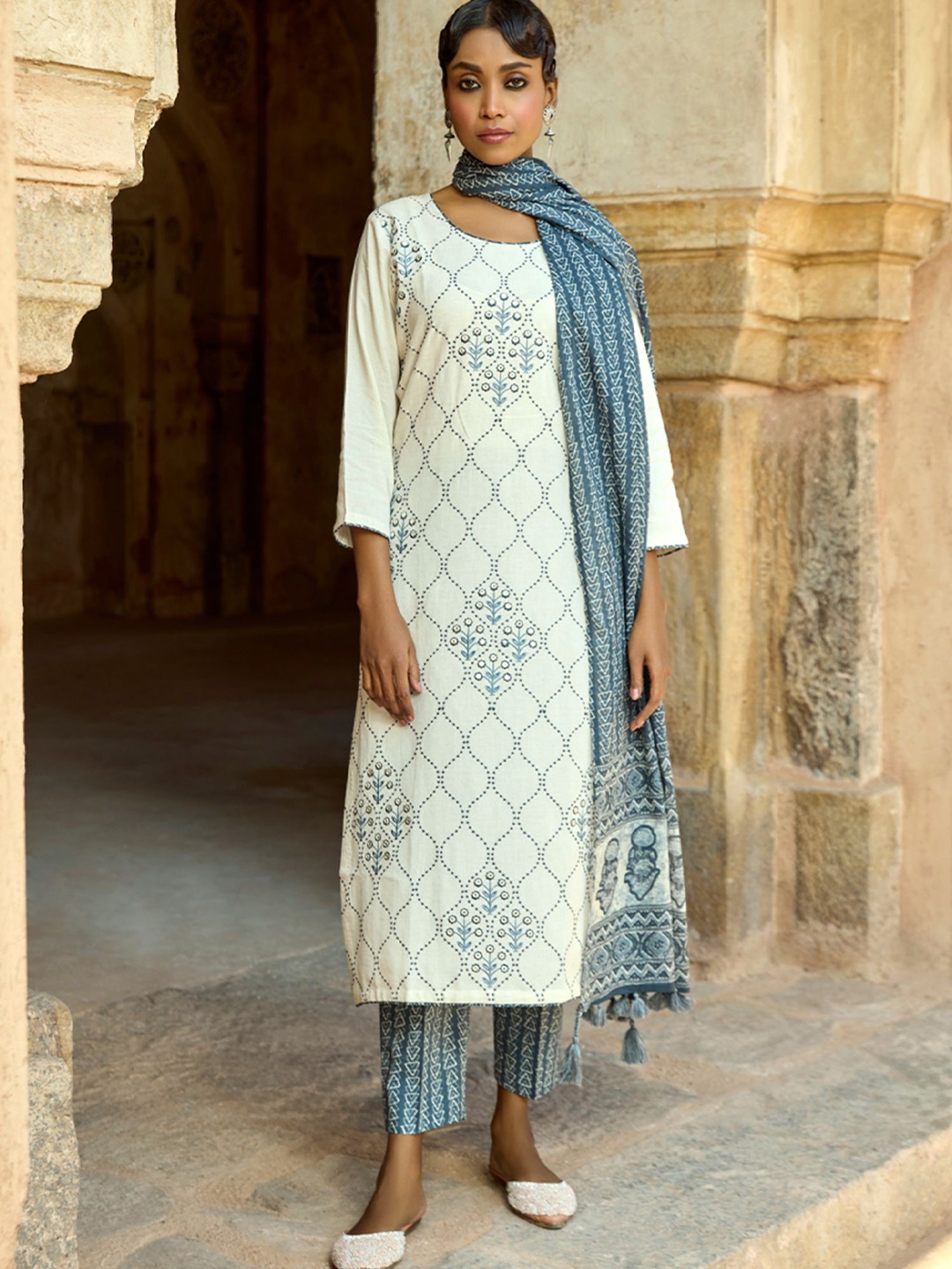 WOMEN PLUS Geometric Embroidered Mirror Work Liva Kurta with Trouser & Dupatta, White
WOMEN PLUS Geometric Embroidered Mirror Work Liva Kurta with Trouser & Dupatta, White