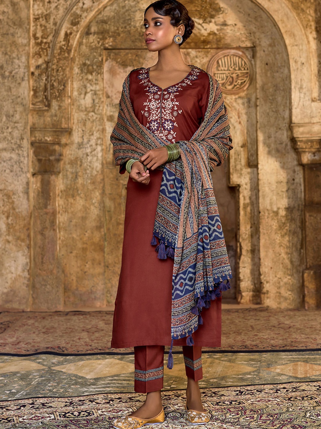 WOMEN PLUS Floral Embroidered Thread Work Liva Straight Kurta with Trousers & Dupatta, Maroon
WOMEN PLUS Floral Embroidered Thread Work Liva Straight Kurta with Trousers & Dupatta, Maroon