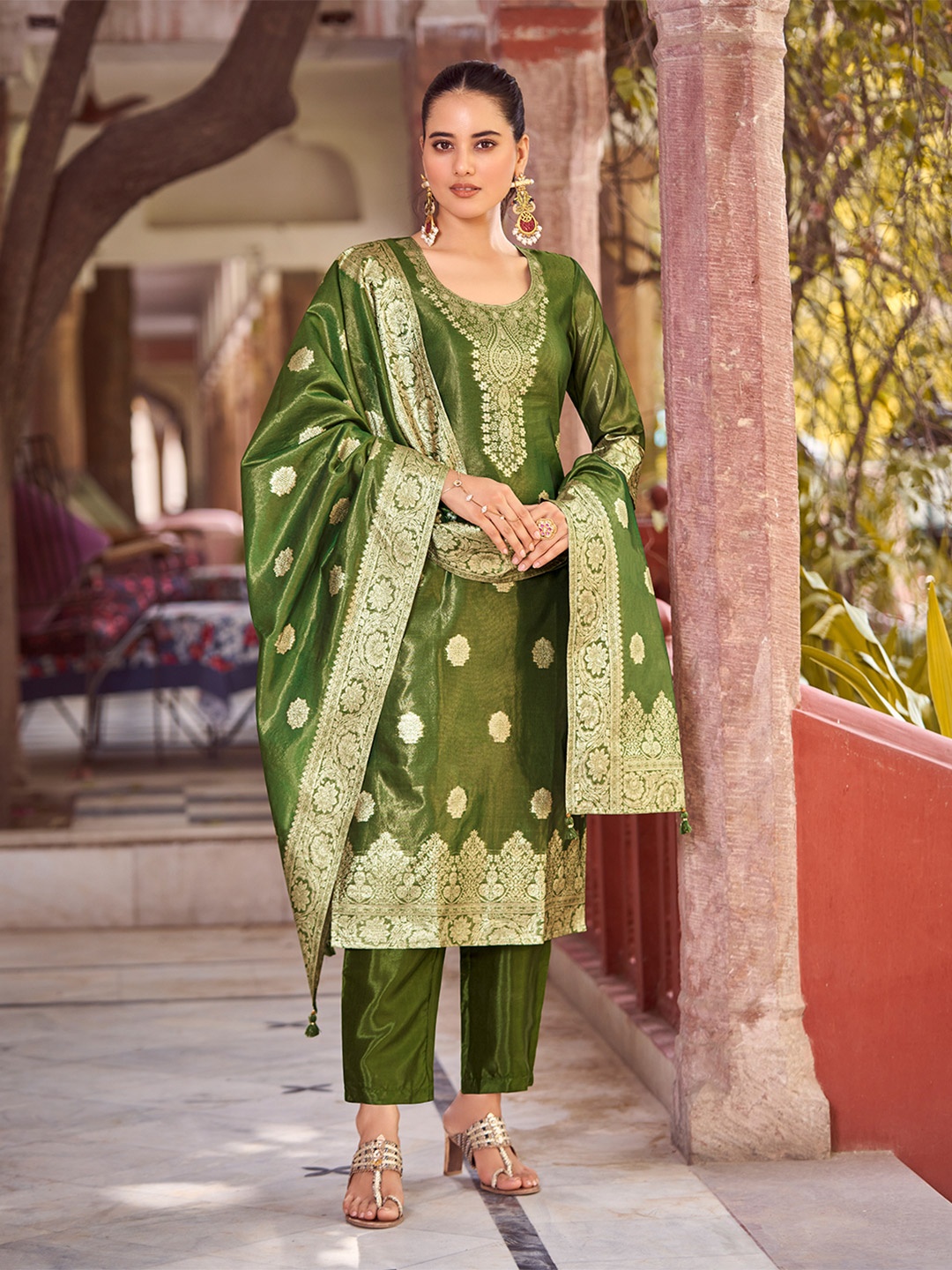 DIVASTRI Floral Woven Design Round Neck Straight Kurta With Trousers & Dupatta, Green
DIVASTRI Floral Woven Design Round Neck Straight Kurta With Trousers & Dupatta, Green