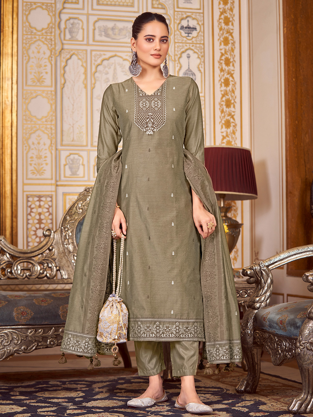 DIVASTRI Ethnic Motifs Woven Design V-Neck Straight Kurta With Trousers & Dupatta, Grey
DIVASTRI Ethnic Motifs Woven Design V-Neck Straight Kurta With Trousers & Dupatta, Grey