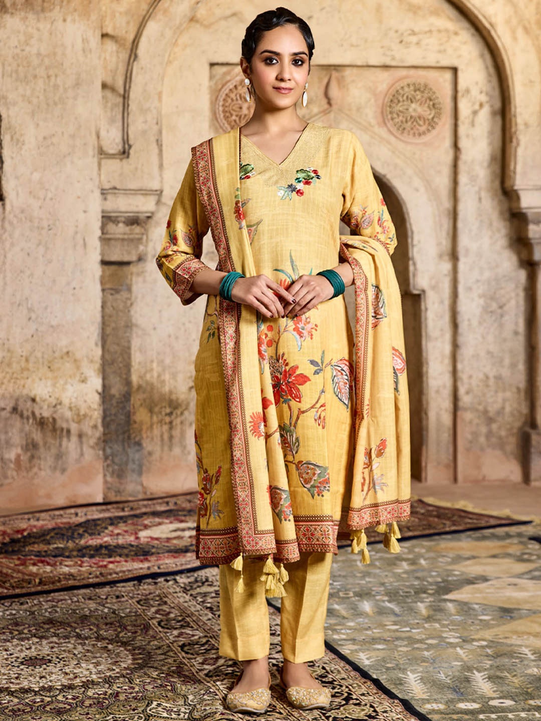 WOMEN PLUS Women Floral Printed Thread Work Linen Straight Kurta with Trouser & Dupatta, Yellow
WOMEN PLUS Women Floral Printed Thread Work Linen Straight Kurta with Trouser & Dupatta, Yellow
