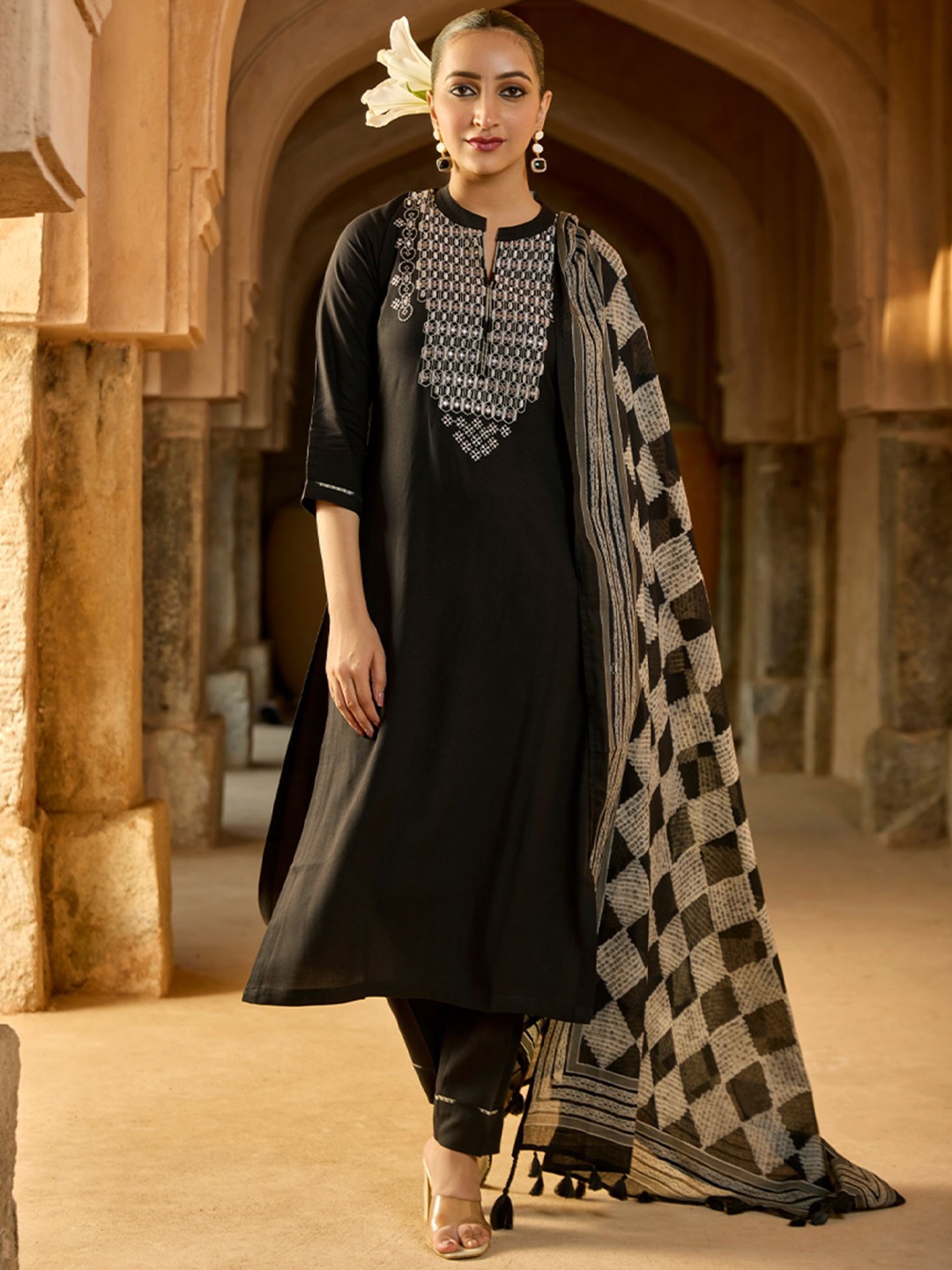 WOMEN PLUS Floral Yoke Design Thread Work Straight Kurta with Trousers & Dupatta, Black
WOMEN PLUS Floral Yoke Design Thread Work Straight Kurta with Trousers & Dupatta, Black