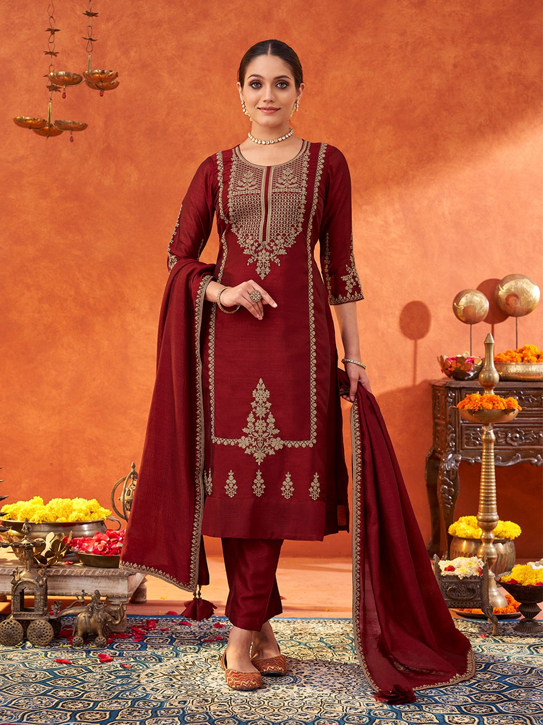 DIVASTRI Floral Embroidered Thread Work Straight Kurta With Trousers & Dupatta, Maroon
DIVASTRI Floral Embroidered Thread Work Straight Kurta With Trousers & Dupatta, Maroon